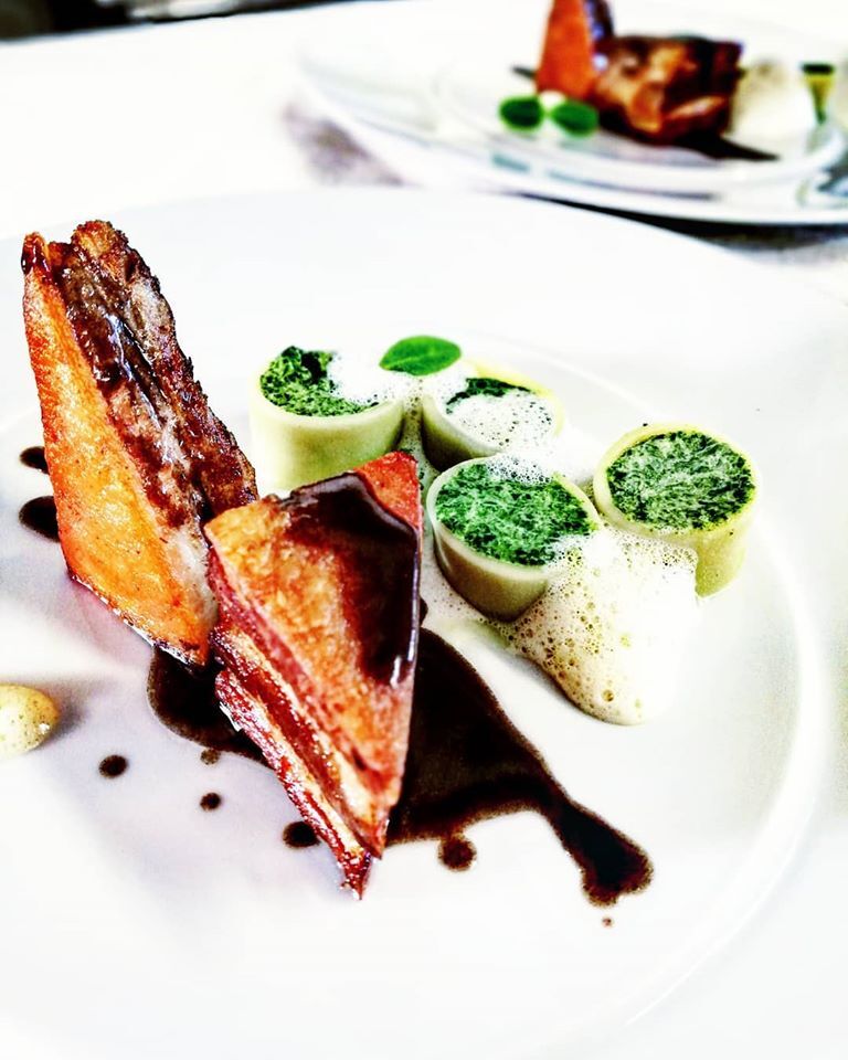 Poitrine de cochon confite, jus Guiness, cannelloni de blettes, écume topinambour 
