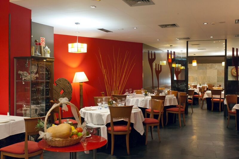 Amplio restaurante con dos ambientes