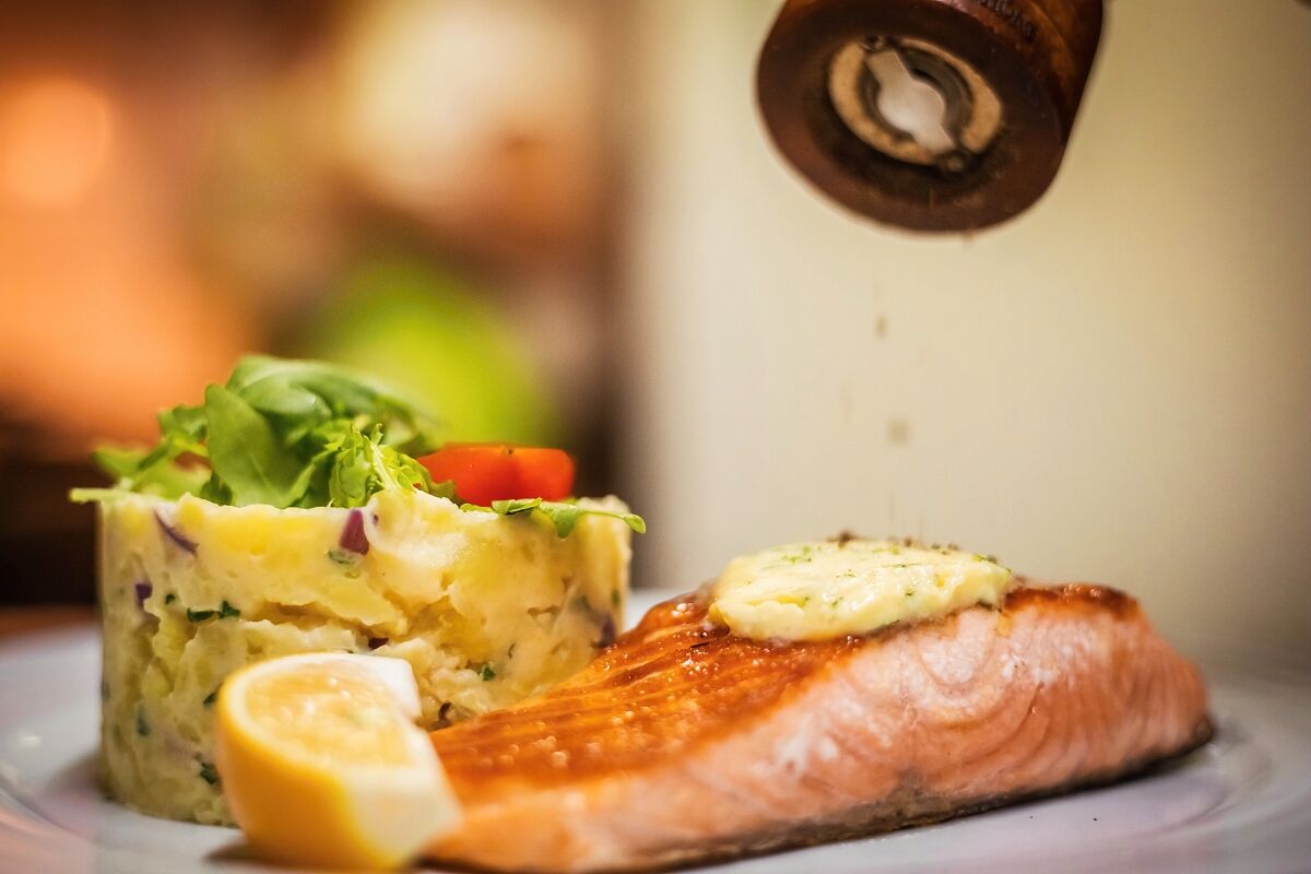 Losos se šťouchanými brambory