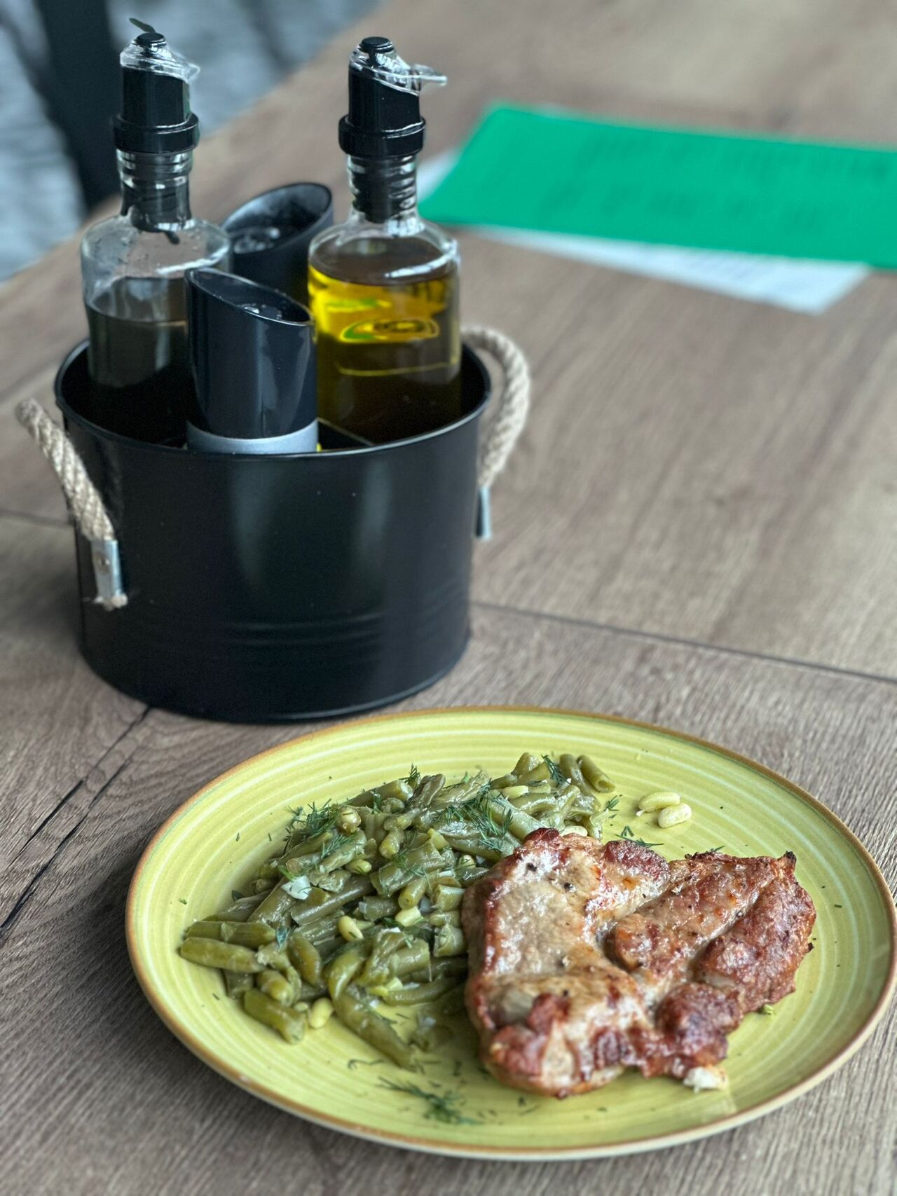 Ceafa de porca grill cu sote de fasole