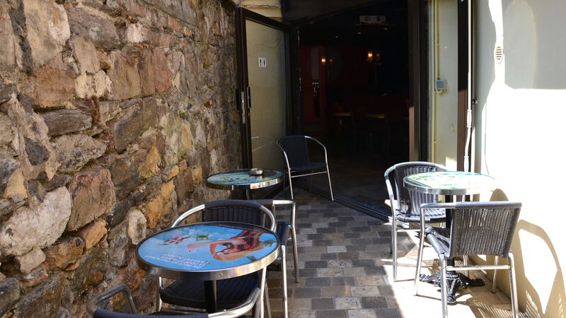 Terrasse intérieure du Bull Café
