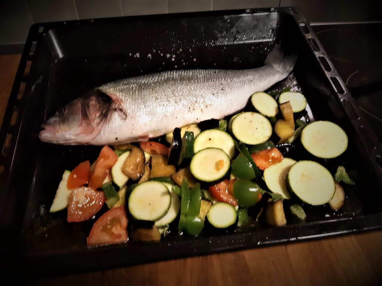 Loup grillé au fenouil et ses petits legumes croquants .Un ensemble typiquement Méditerranéen à savourer en fermant les yeux