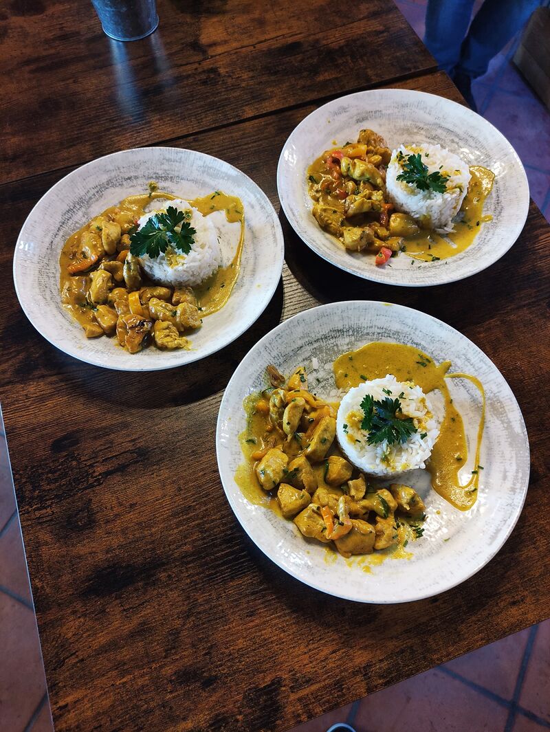 Émincé de poulet du chef, avec sa sauce curry-coco aux petits légumes.