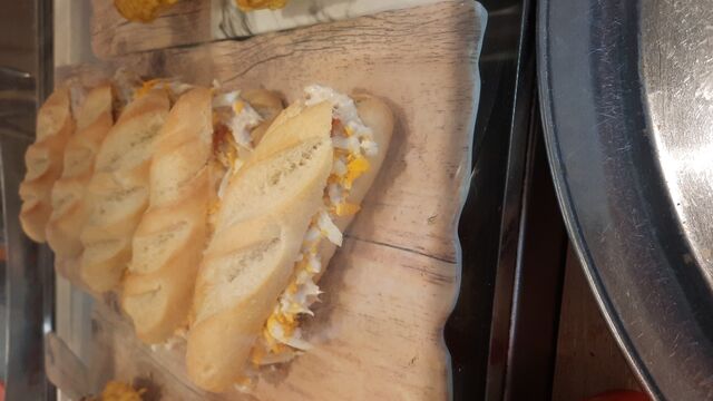 Flauta de atún con mayonesa, huevo hilado y alegría ¡¡que no falte!!