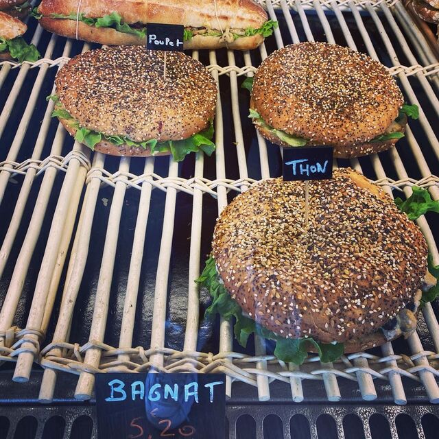 C’est l’heure de la pause repas ! Nos pains bagnats attendent patiemment d’être dégustés 🤤