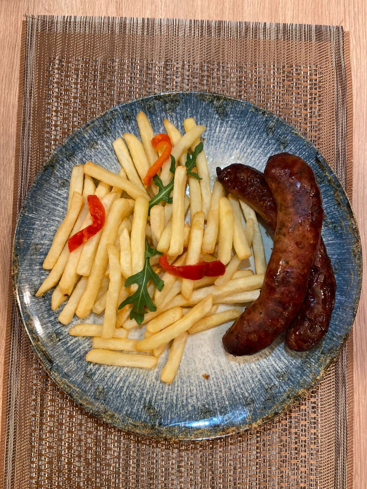 Carnati Proaspeti la Tigaie cu Cartofi Pai