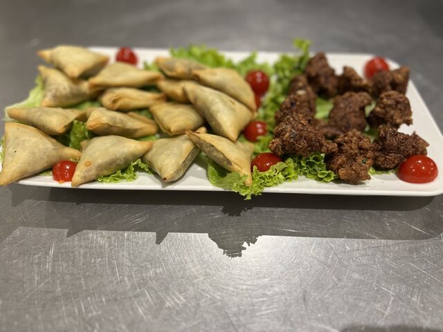 samoussa à la viande hachée et accras de poulet