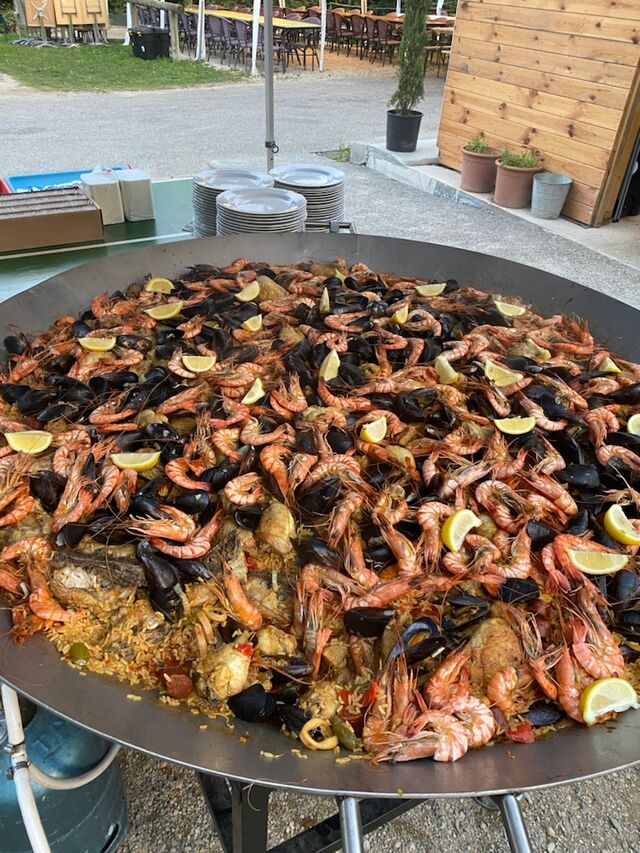 Paëlla de fin de saison au camping de Monestier de Clermont .
250 personnes