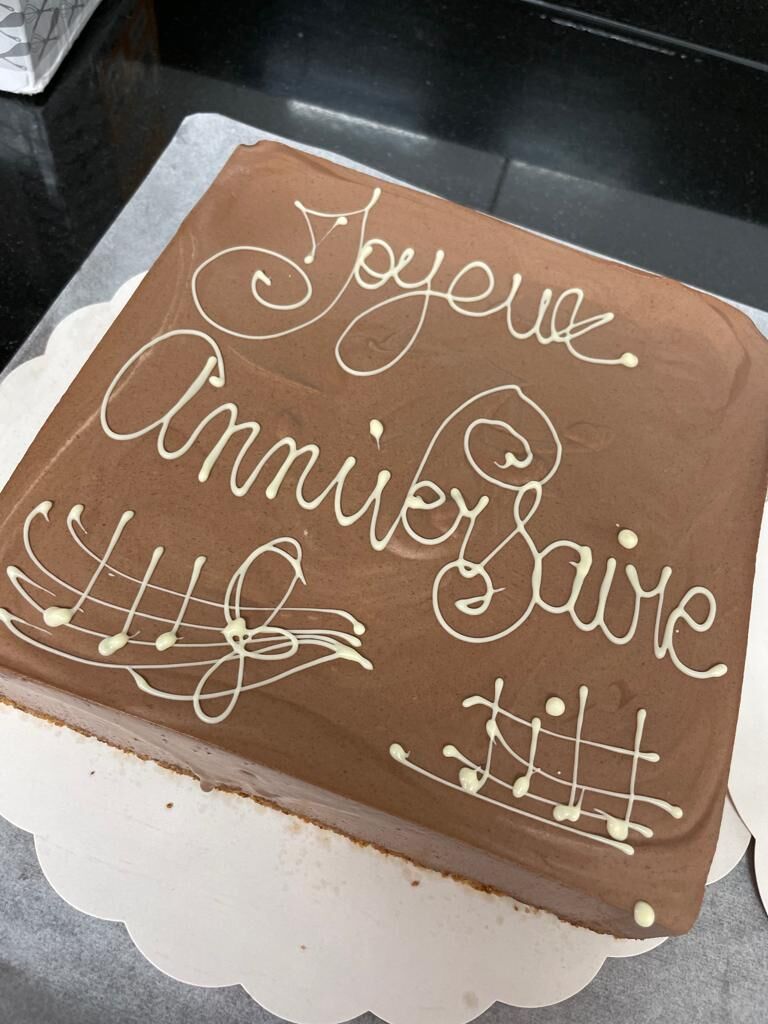 INSCRIPTION RÉALISÉ PAR NOTRE PÂTISSIÈRE ..........
