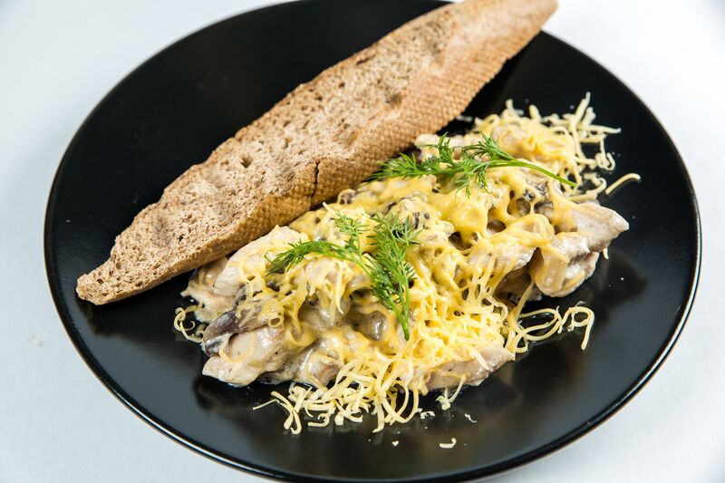 Жульєн з куркою та грибами.