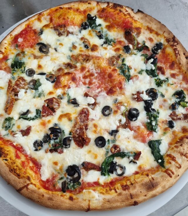 Řecká Pizza - 229,- kč - Rajčatová omáčka, špenát, sušená rajčata, černé olivy, balkánský sýr, mozzarella