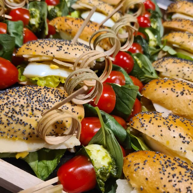 Navettes façon salade César et brochettes de tomate et mozzarella au basilic