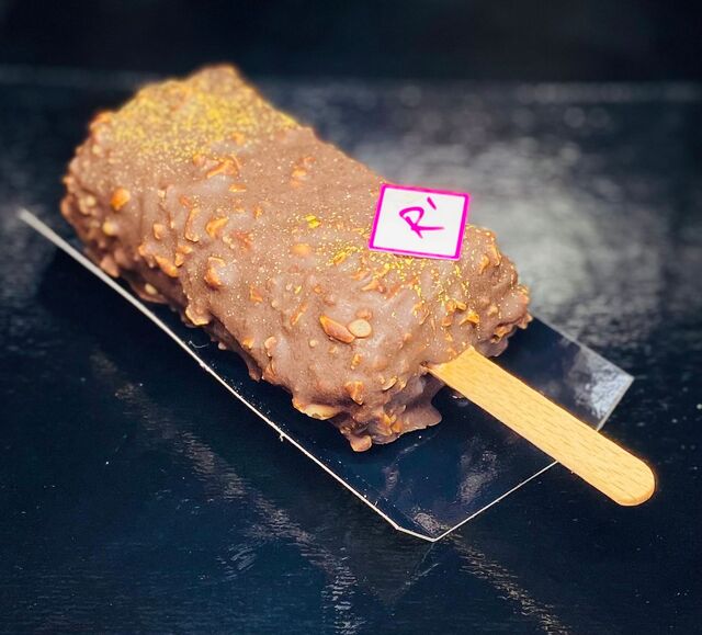 Magnum Rougès :
Meringue, crème au beurre praliné, glaçage craquant chocolat noir et amandes.