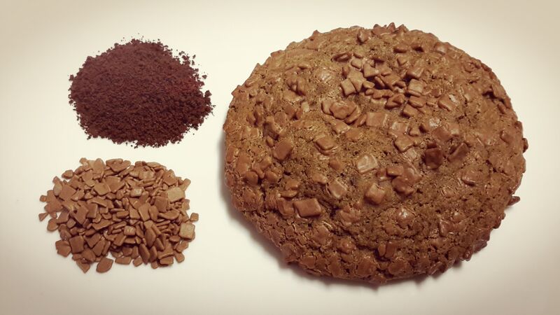 Uma deliciosa cookie com o sabor único do café e pedaços de chocolate de leite no interior. Quantidades mínimas de encomenda: ca