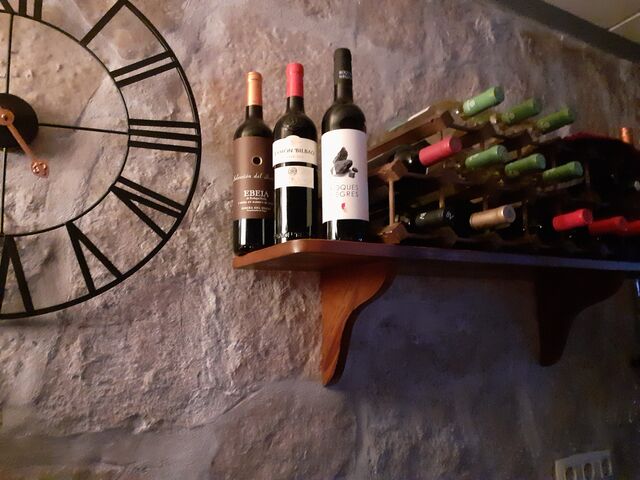 Siempre es tiempo de un Buen Vino con FAMILIA O AMIGOS.