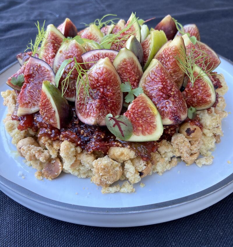 Sablé noisettes avec une compote de figues et des figues fraîches. Peut-on résister ? Je ne crois pas...