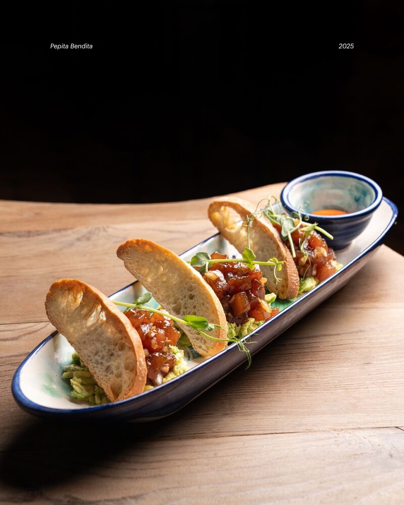 Tartar de atún rojo, cebolla morada, aguacate y yema curada en soja.