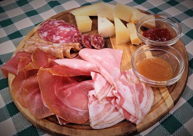 ANTIPASTO DI SALUMI E FORMAGGI NOSTRANI