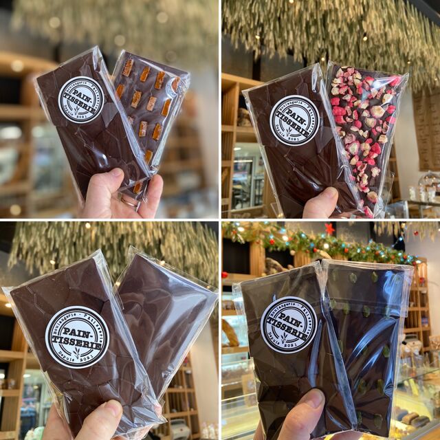 Nos tablettes au chocolat noir 62%:
- écorces d’orange
- pralines rouges
- natures
- pistaches

