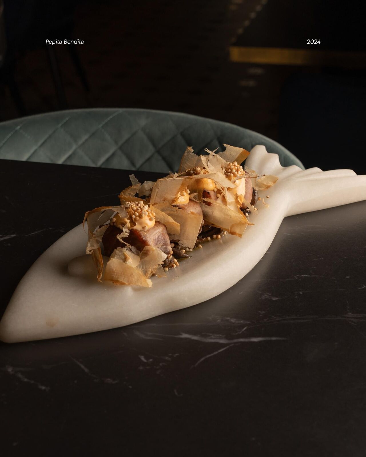 Atún, emulsión kimchee, setas estofadas y katsoubushi