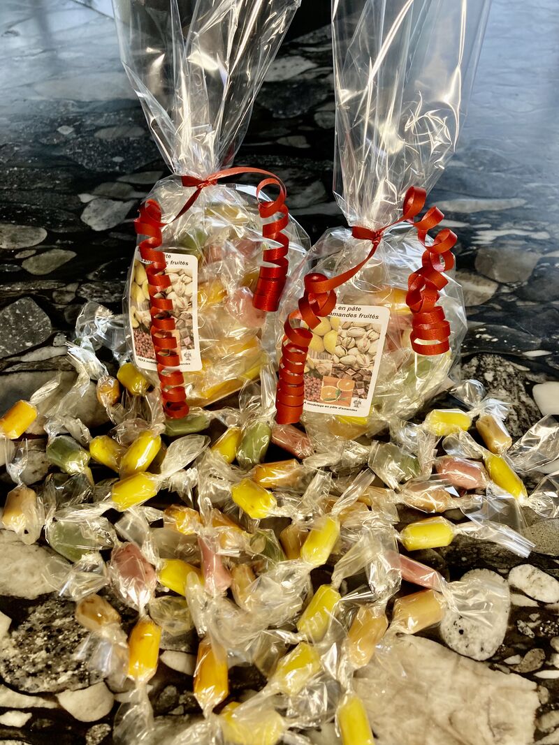 Bonbons en pâte d’amandes fruités Poids net: 120g 7 euros