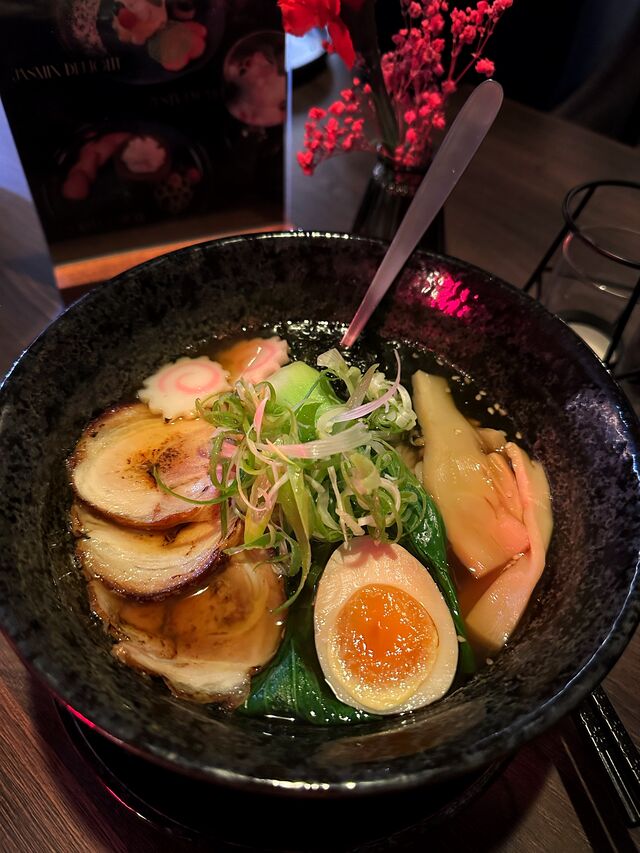 Hauptgericht- Shoyu ramen soup