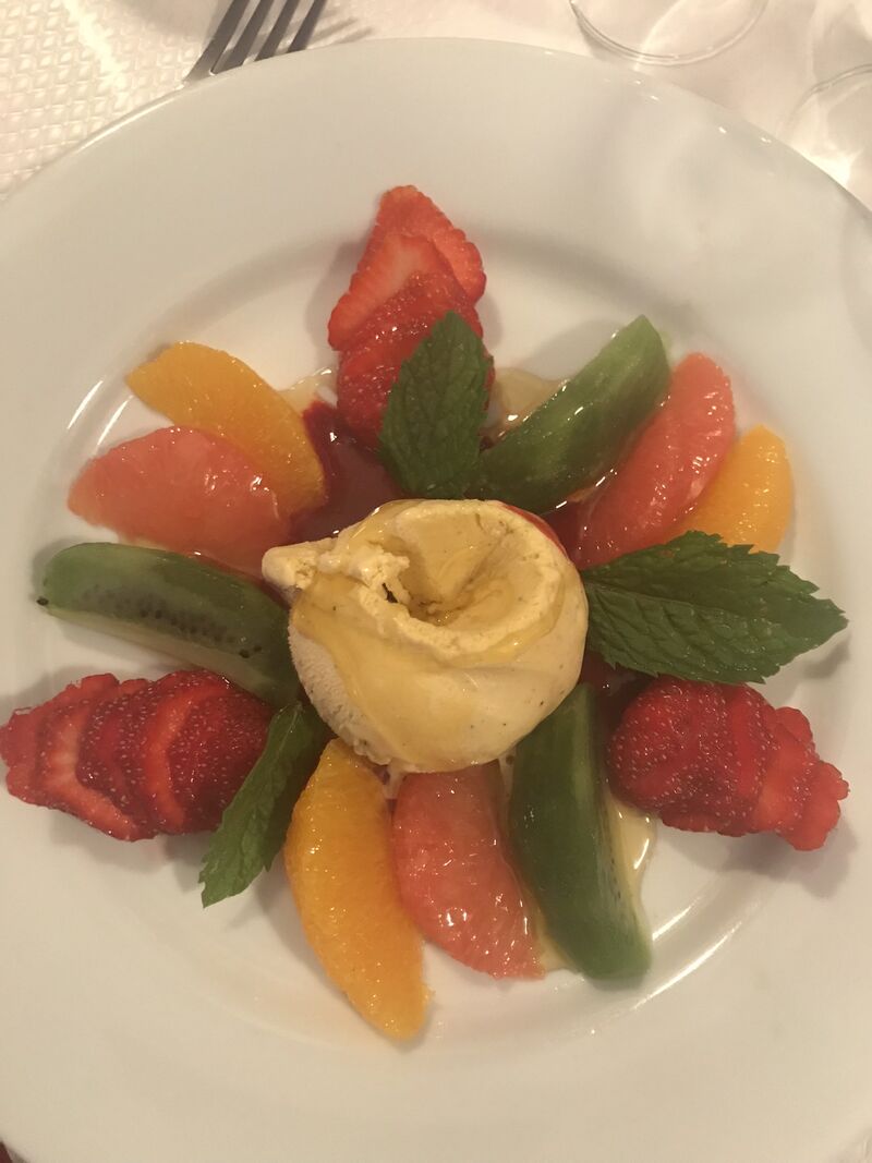 Glace au miel aux fruits frais