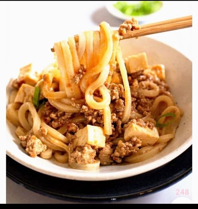 Japanische Udon Nudeln gebraten mit Gemüse oder verschiedenen Fleisch