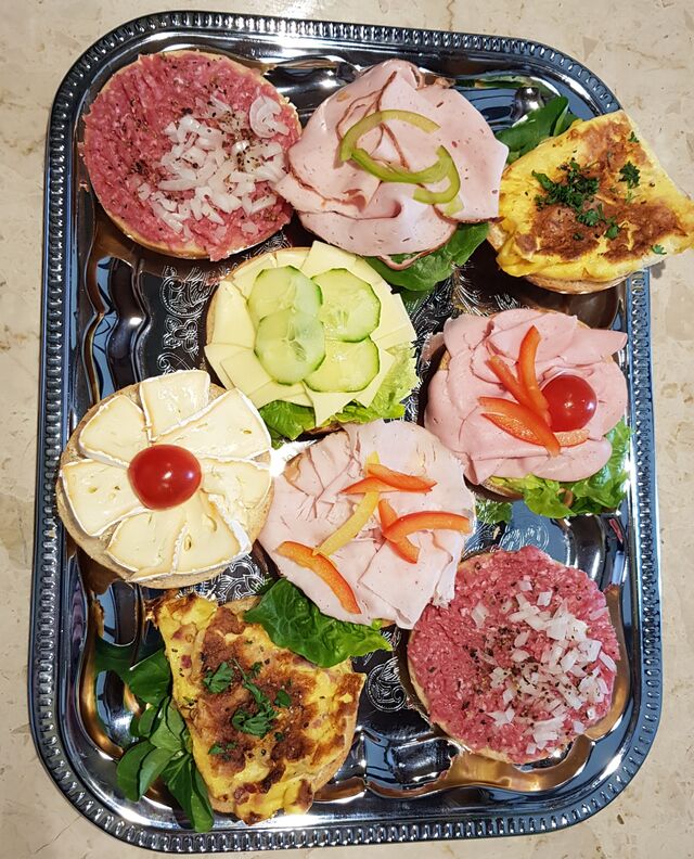 Halbe Brötchen belegt. Bestellbar zum abholen oder wir liefern nach Absprache