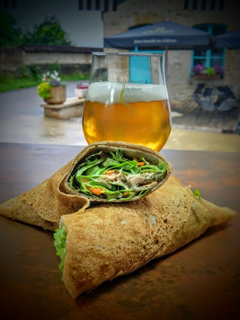 Wrap de sarrasin, thon, fromage frais, feta, tomate confite, concombre