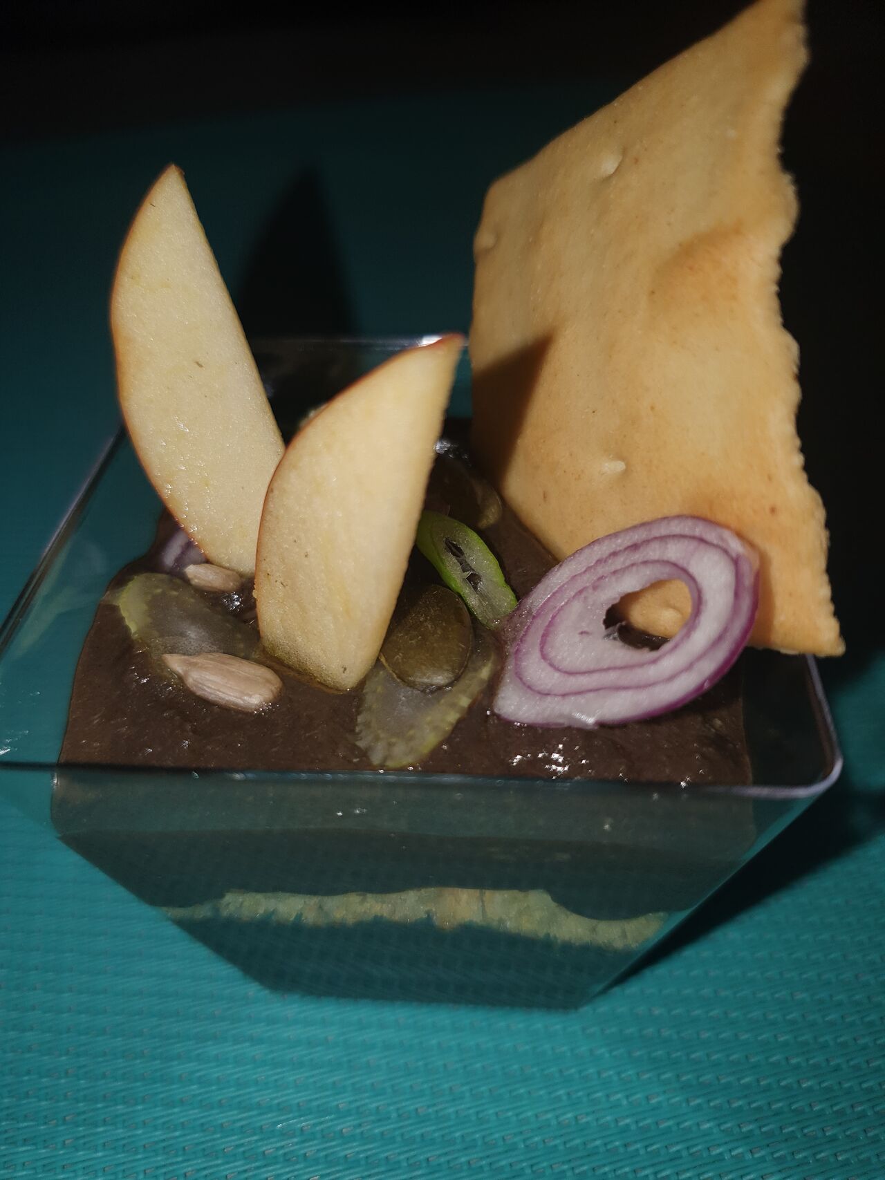 HOUMOUS DE THON A LA VENITIENNE, crumble parmesan, pane carasau