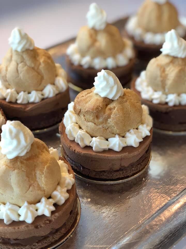 Chou-mousses
Biscuit moelleux choco - craquant praliné choco - mousse choco et chou à la crème légère vanillé