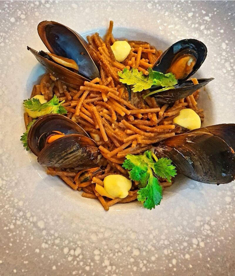 Un plato mediterraneo. Con toques peruanos. Nuestro chef nos deja esta maravilla.
Fideua con alioli de aji amarillo 