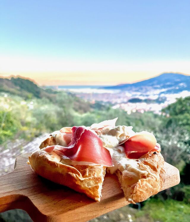 focaccia con stracchino e prosciutto crudo