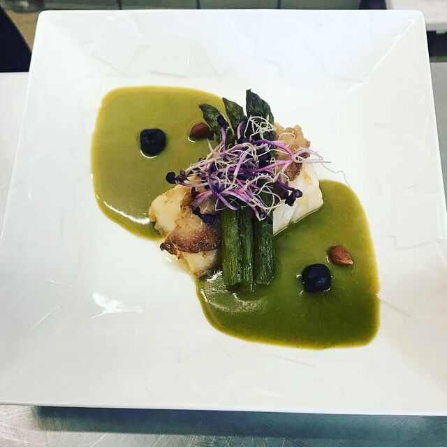 Dos de Merlu, asperge verte & crème d'herbes