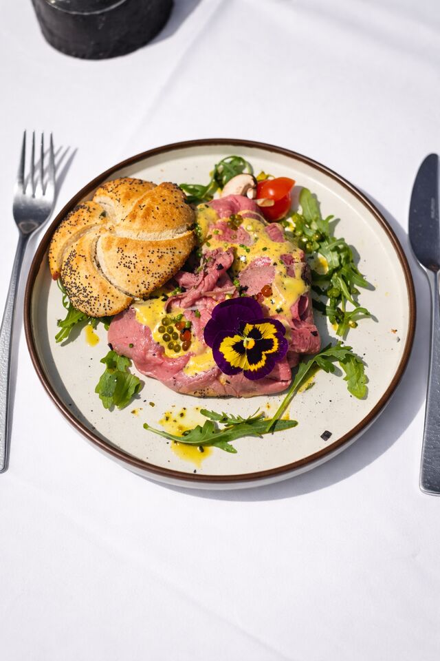 Roast beef con pan brioche mostaza con miel.