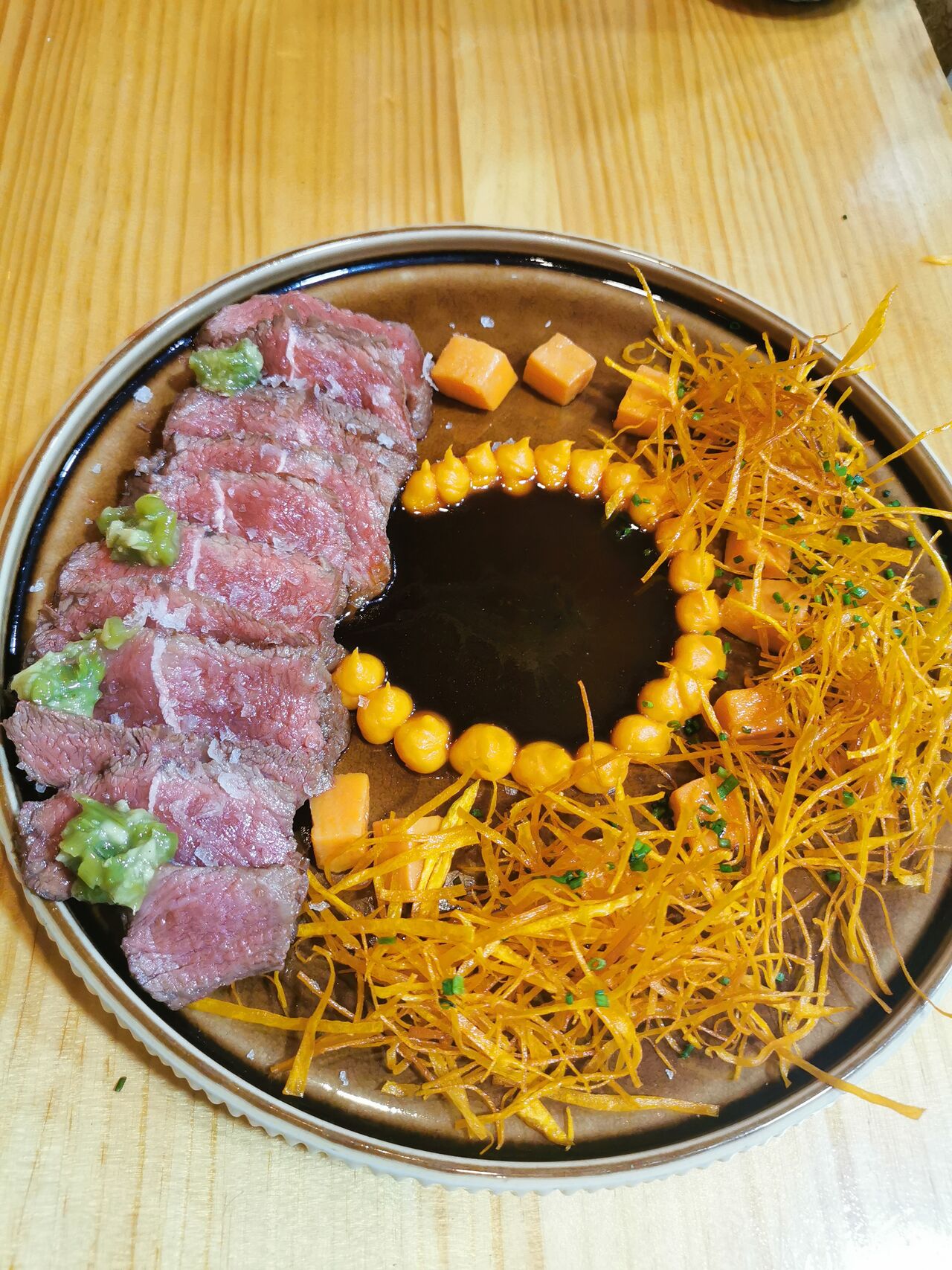 TATAKI DE VACA HECHA AL CAMADO CON BONIATO EN TEXTURAS