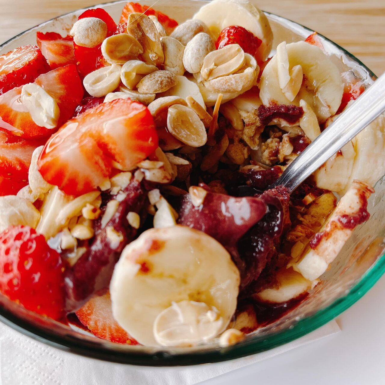 Taça açaí , granola e frutas 