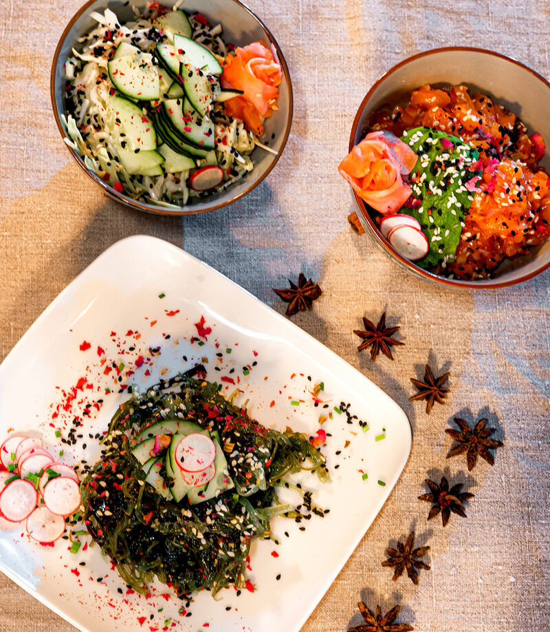 NOS ENTRÈES ...
LA SALADE DE CHOUX/CC
LA SALADE WAKAMÉ
LE TARTARE DE SAUMON AVOCAT