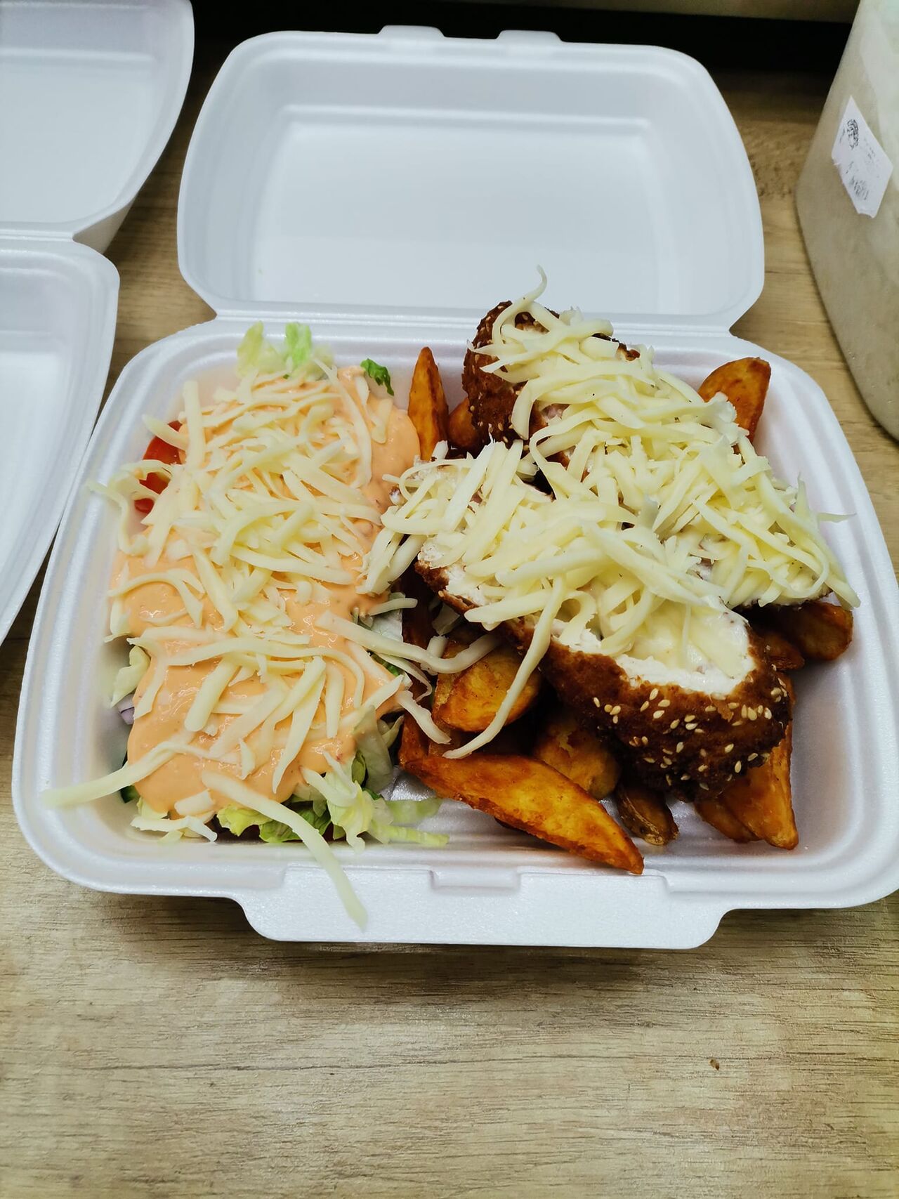 Fetás-Füstöltsajtos csirkemell steakburgonyával, friss salátával, választható mártással