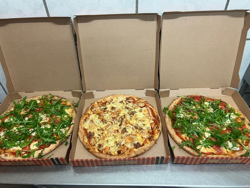 Unsere Pizzen werden mit frischen Zutaten und viel Liebe zum Detail zubereitet.