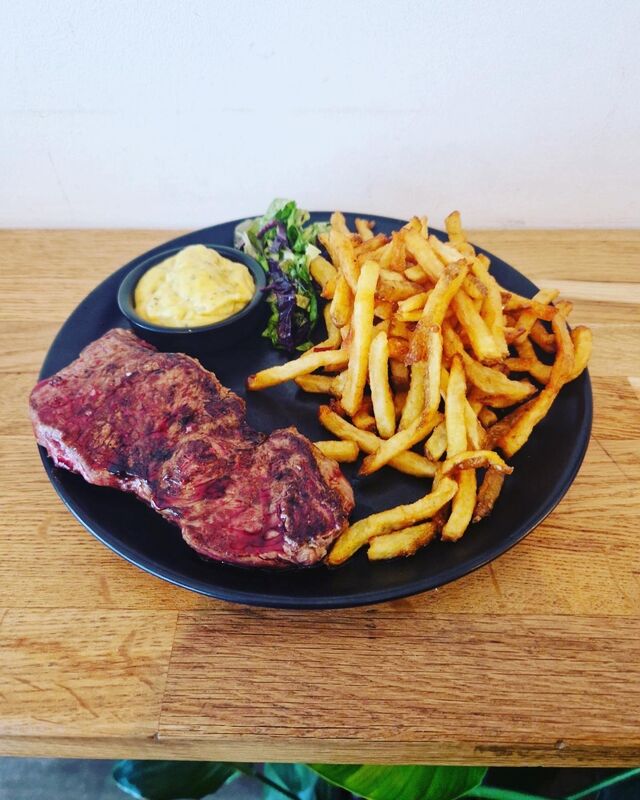 Bavette de bœuf et sa sauce béarnaise, frites maison 