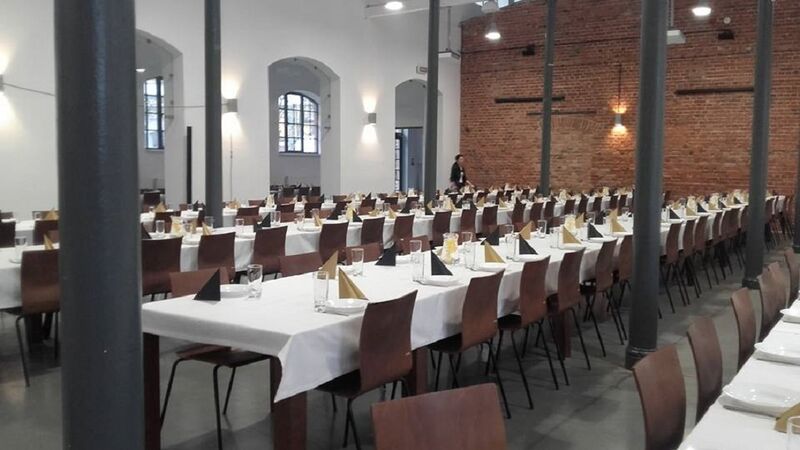 Duża sala - aranżacja na przyjęcie.