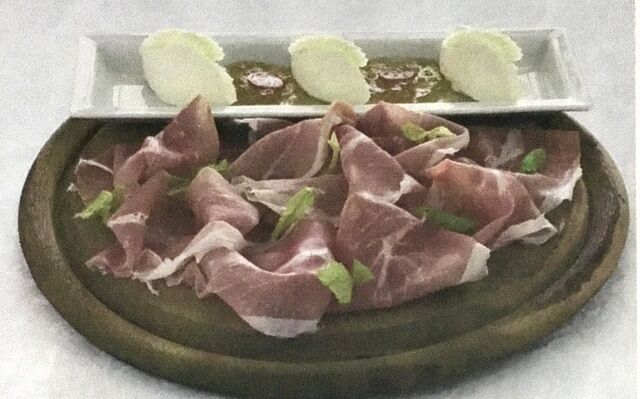 Tabla de jamón y queso con mostaza de fruta