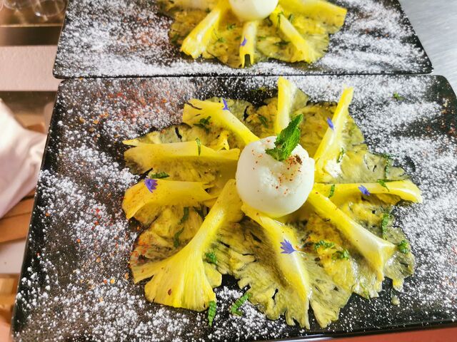 Carpaccio d'ananas et son sorbet citron vert sirop de gymgembre