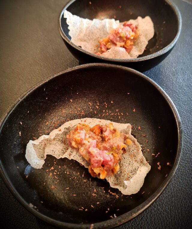Amuse bouche : tartare de canard : citronnelle / gingembre / noix de Macadamia / chocolat