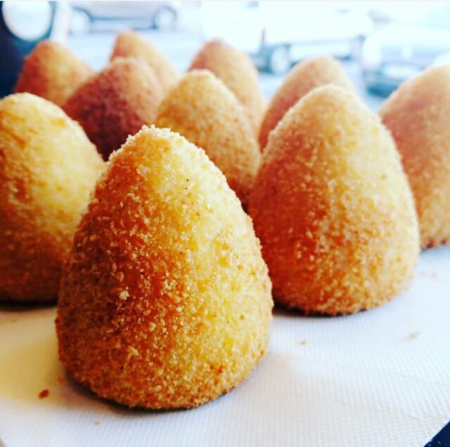 Arancini Gourmand
Boule de riz farcie et panée originaire de la Sicile (farce viande, poisson, légumes de saison, fromages)