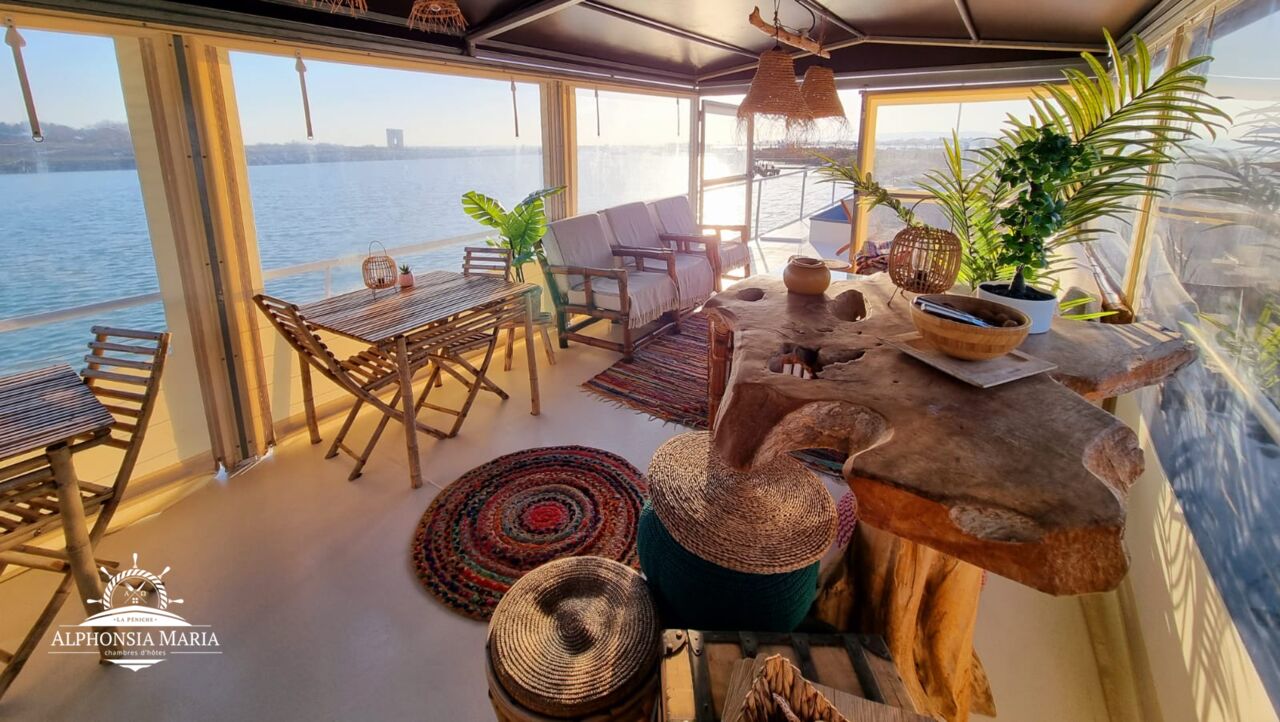 Terrasse extérieure au milieu de la nature 