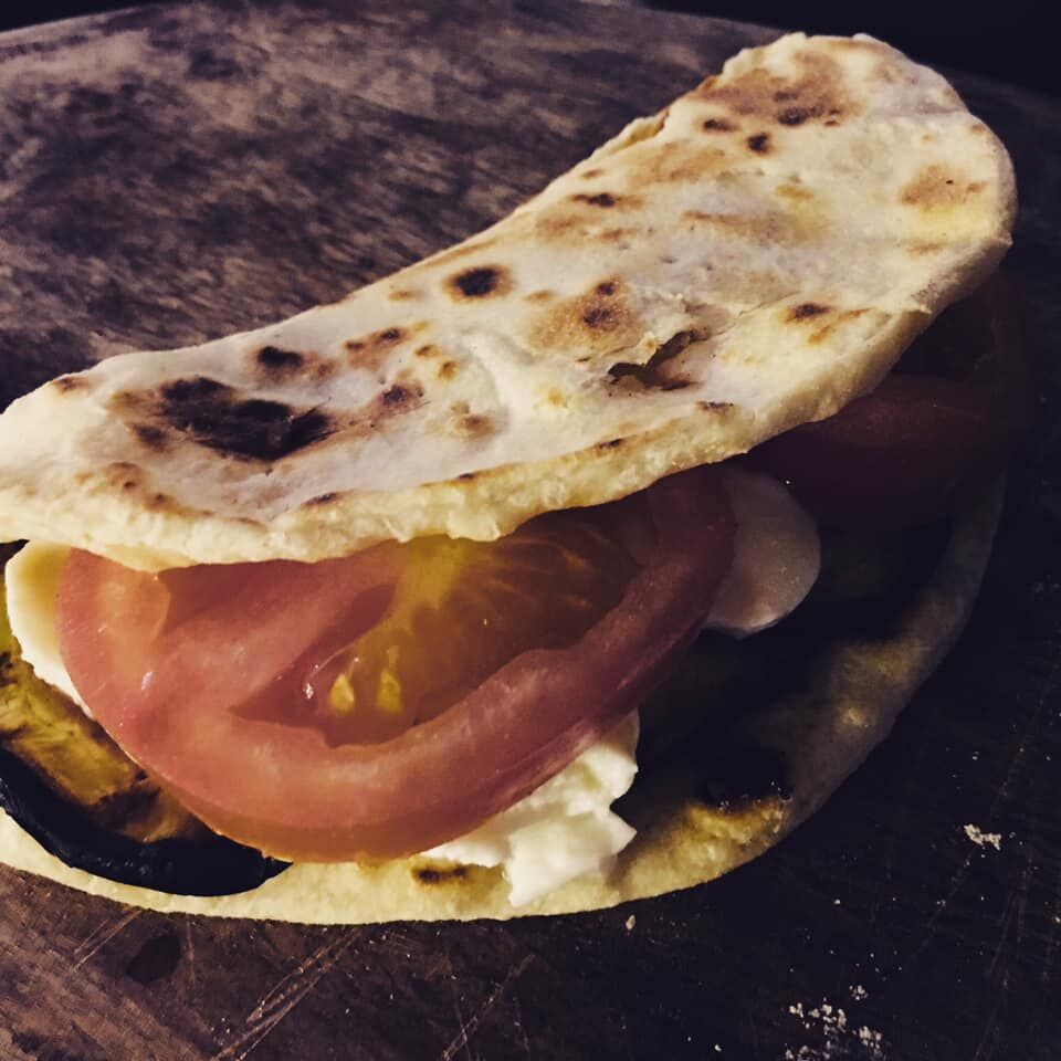 Piadina mozzarella-aubergines-tomates