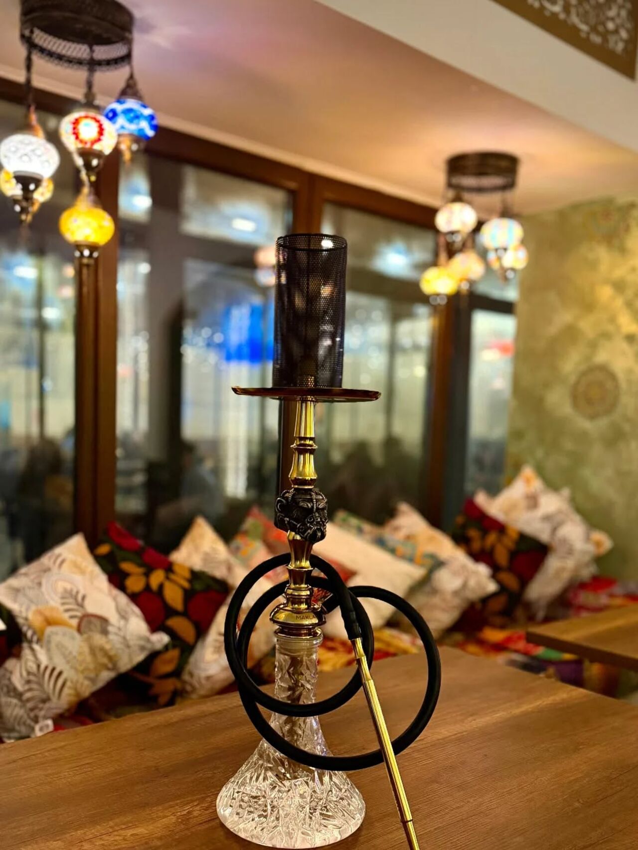 Un decor spectaculos, preparate rafinate, cocktailuri de autor și shisha premium. Totul pregătit pentru ca tu să te simți extraordinar.